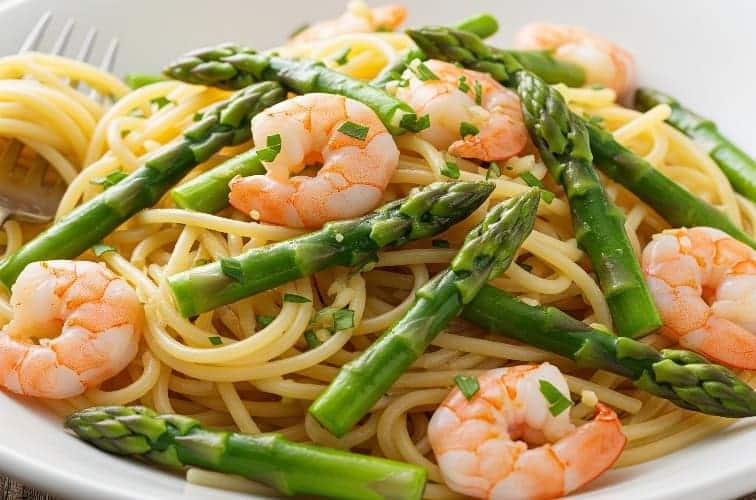 Pasta mit Spargel und Garnelen ein leichtes Gericht